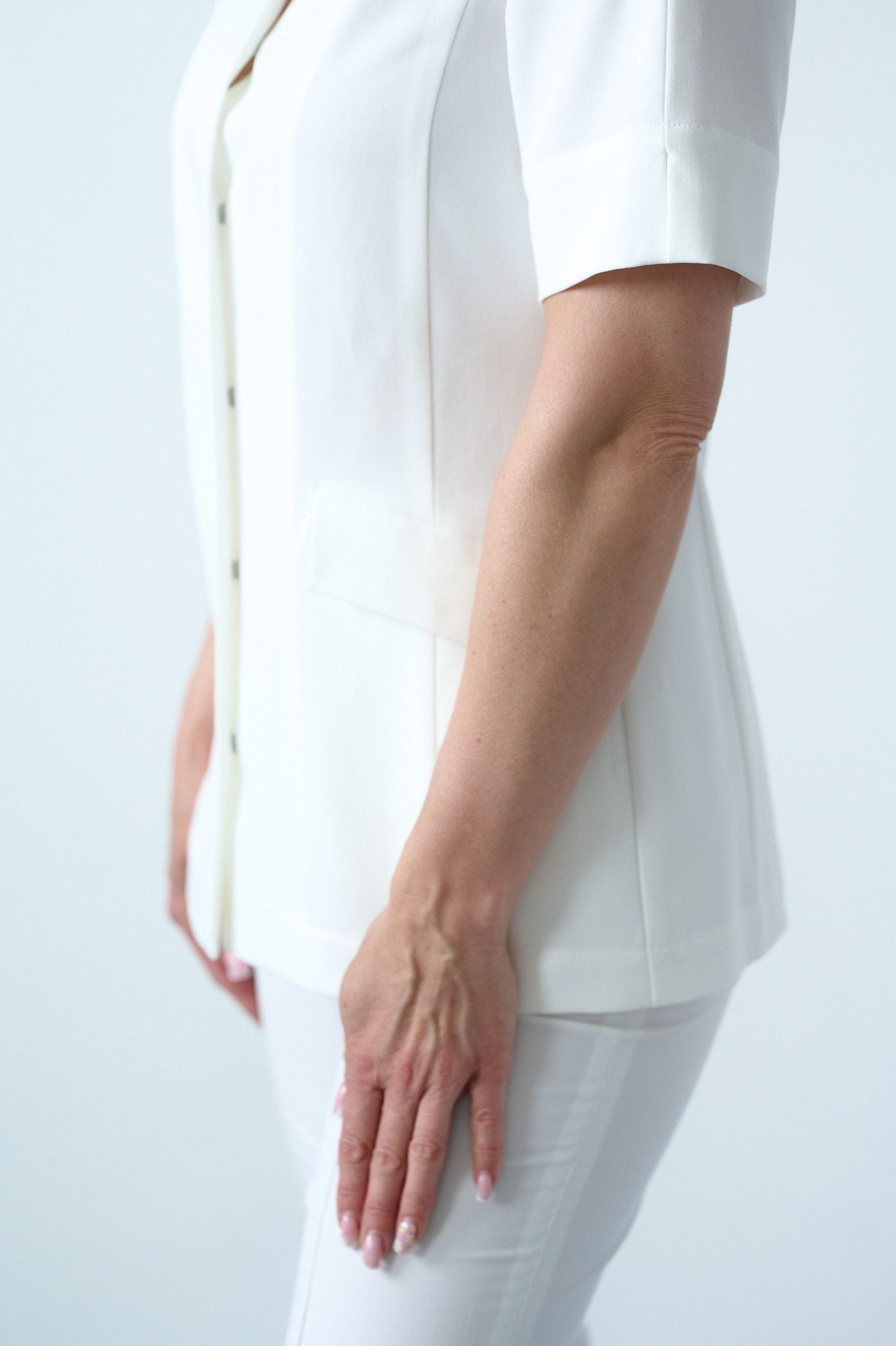 WHITE CENTER - BUTTONED ROBE AND PANTS SET
